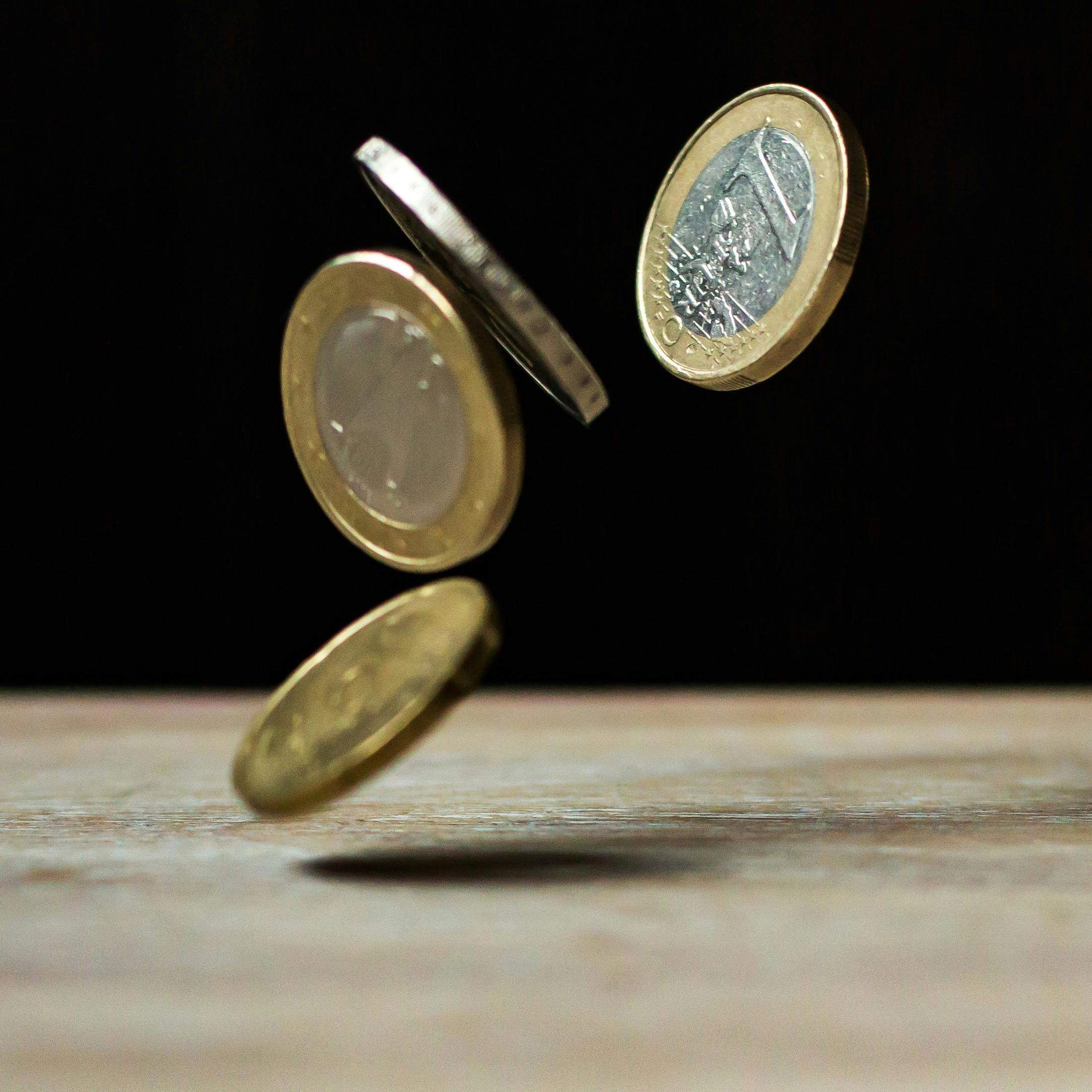 黄金投资表现为何如此高昂？这种高昂对市场供需有何影响？
